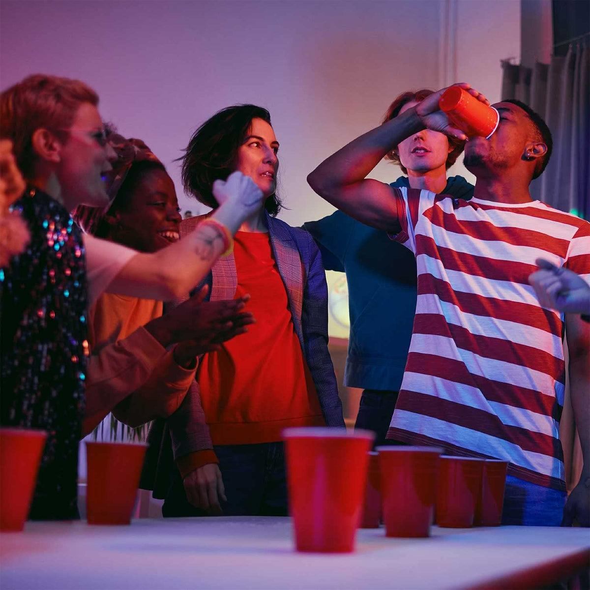 Trinkspiel Set mit 100 Partybechern & Kartenspiel für Beer Pong