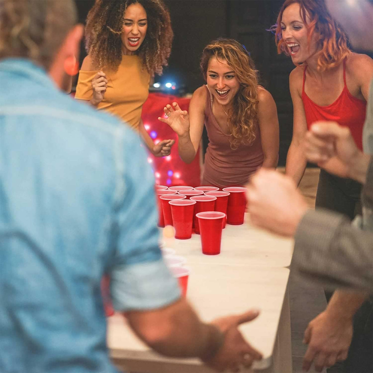 Trinkspiel Set mit 100 Partybechern & Kartenspiel für Beer Pong